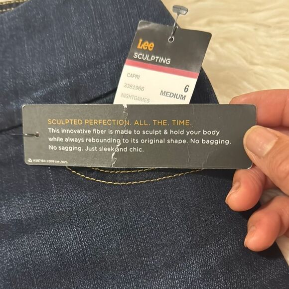 Lee Blue Capri Sculpting Denim Size 6 or Medium .NWOT - Picture 4 of 9